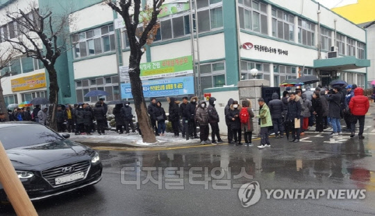 노후경유차 폐차 지원 신청서를 제출하기 위해 신청자들이 시청 앞에 줄을 서서 기다리고 있다. <연합뉴스>